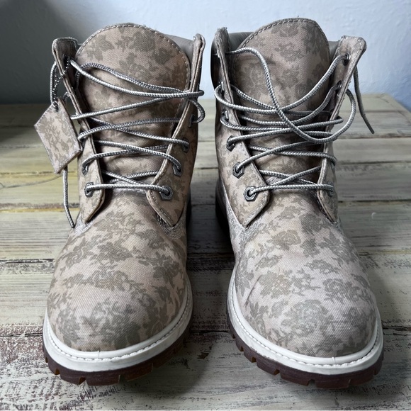 Timberland canvas limited edition boots 
Cream with floral design Women Sz: 8.5 - Picture 1 of 9